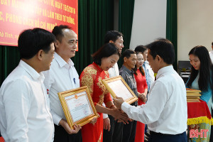Thành ủy Hà Tĩnh khen thưởng tập thể, cá nhân điển hình học và làm theo Bác