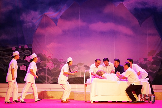 Bí thư Tỉnh ủy chúc mừng thành tích mới của Nhà hát Nghệ thuật truyền thống Hà Tĩnh