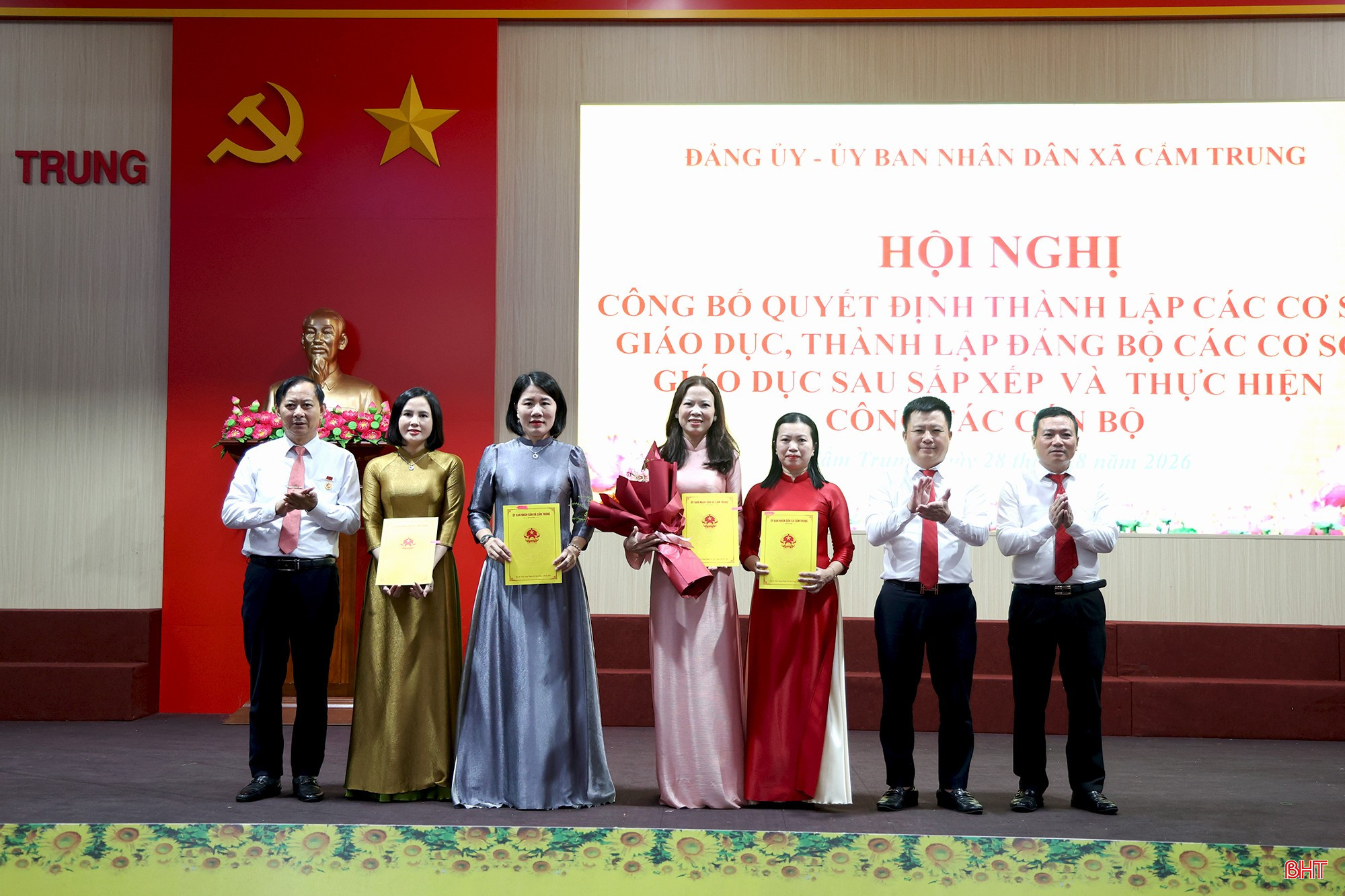 Lãnh đạo xã Cẩm Trung trao quyết định bổ nhiệm Hiệu trưởng, Phó Hiệu trưởng Trường Mầm non Cẩm Trung.