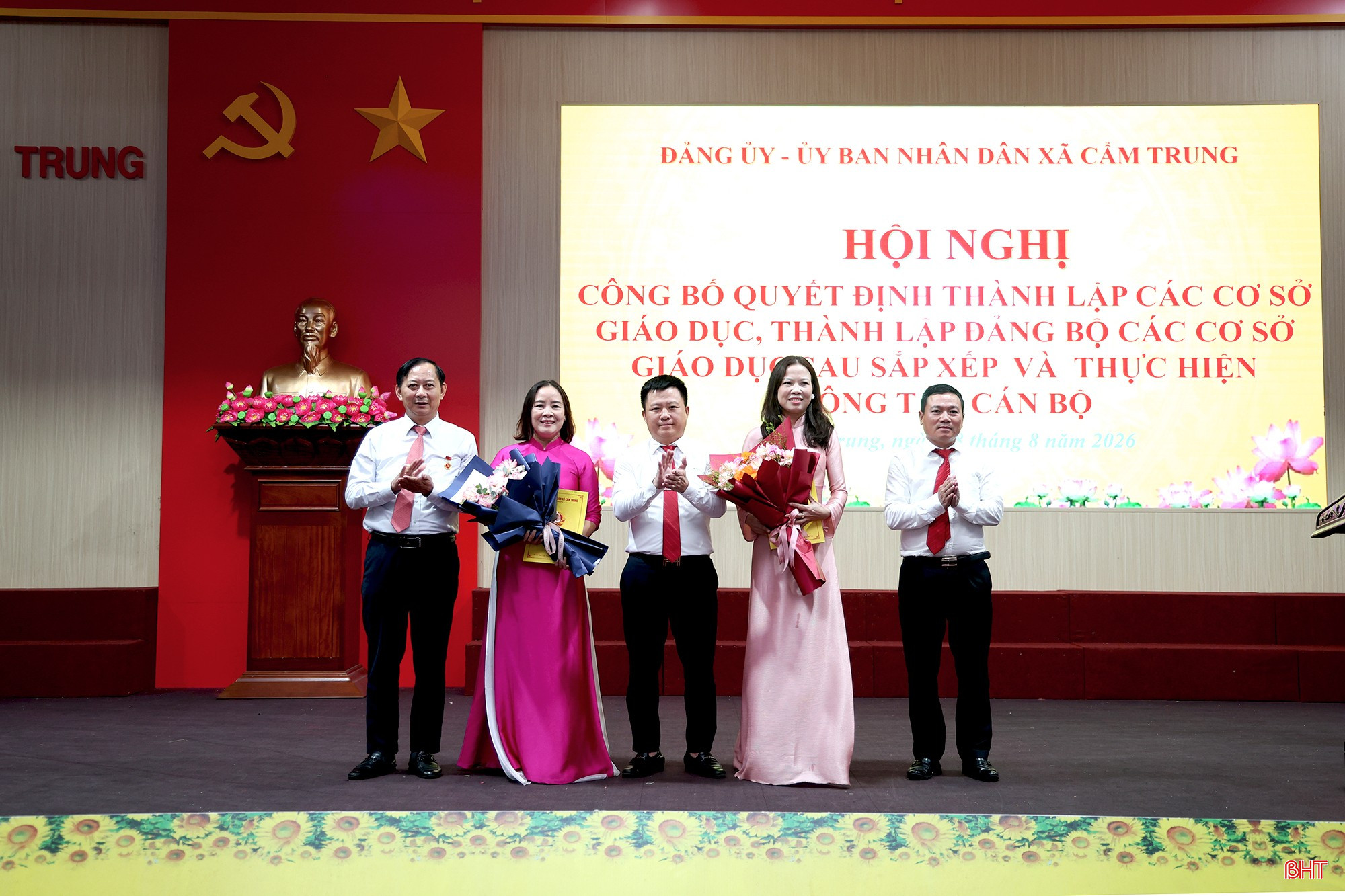 Lãnh đạo xã Cẩm Trung trao quyết định thành lập các cơ sở giáo dục công lập trên địa bàn.