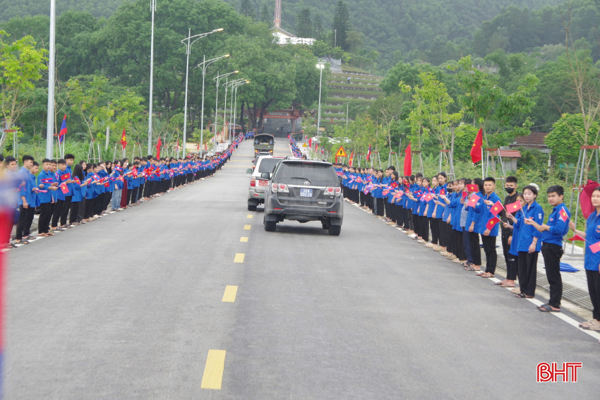 Các tầng lớp nhân dân thành kính tưởng niệm các liệt sỹ.