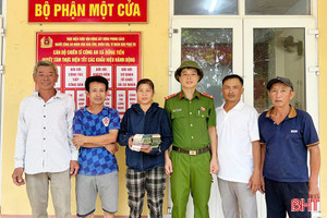 Nhặt được 110 triệu đồng, 4 công dân Hà Tĩnh tìm người trả lại