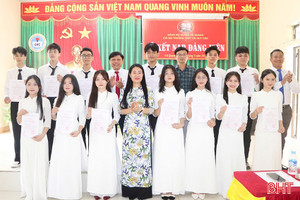 13 học sinh ưu tú ở Vũ Quang được kết nạp Đảng