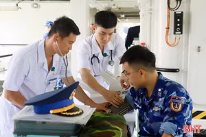Chuyện những cán bộ quân y thầm lặng trên tàu Cảnh sát biển 8004