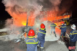 Xe khách bốc cháy dữ dội trên cao tốc Bắc – Nam đoạn qua Hà Tĩnh