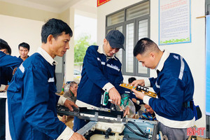 Hỗ trợ người dân sửa chữa thiết bị điện tử, điện lạnh hư hỏng do mưa lũ