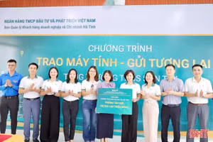 Trao tặng phòng máy tính cho Trường THCS Sơn Tây