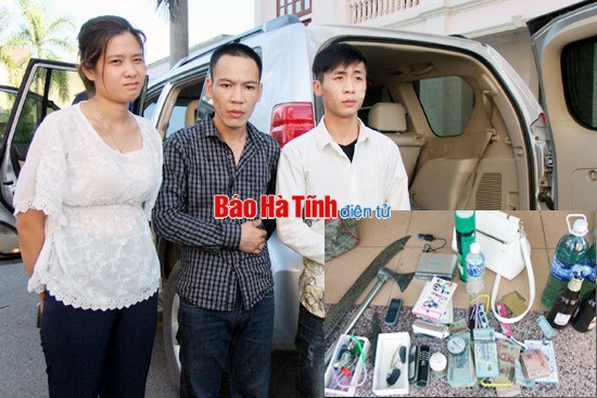 Phát hiện nhiều "hàng nóng" và ma túy đá trên xe sang 7 chỗ ảnh 1