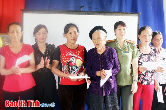 Hội LHPN tỉnh ra quân giúp Thạch Đài chỉnh trang đường làng ngõ xóm ảnh 2