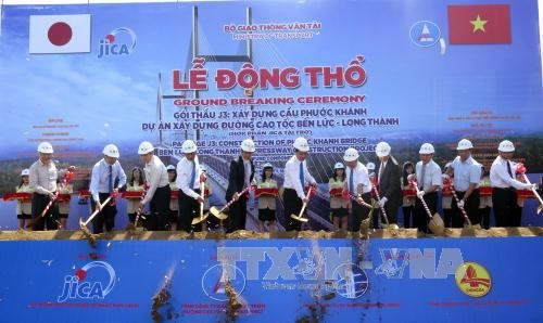 Lễ động thổ gói thầu xây lắp J3 thuộc Dự án xây dựng đường cao tốc Bến Lức - Long Thành. Ảnh: Hoàng Hải - TTXVN Lễ động thổ gói thầu xây lắp J3 thuộc Dự án xây dựng đường cao tốc Bến Lức - Long Thành. Ảnh: Hoàng Hải - TTXVN