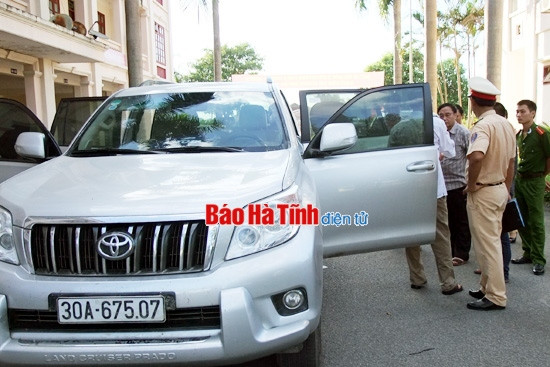 Phát hiện nhiều "hàng nóng" và ma túy đá trên xe sang 7 chỗ ảnh 3