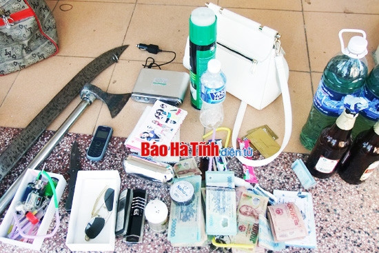 Phát hiện nhiều "hàng nóng" và ma túy đá trên xe sang 7 chỗ ảnh 2