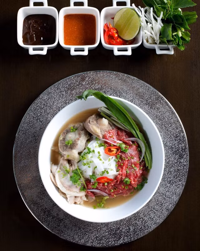 Choáng với bát phở tiền triệu, cơm hộp 29 triệu đồng ở Việt Nam