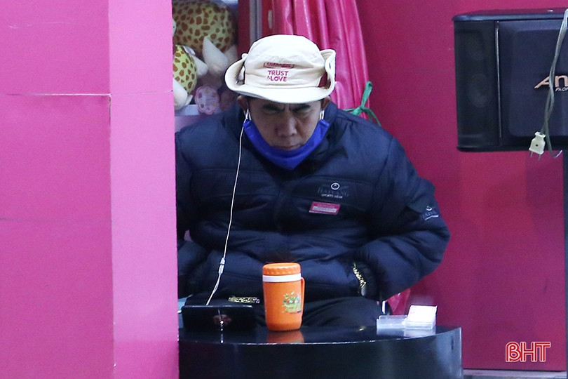 Người Hà Tĩnh co ro, đốt lửa sưởi ấm trên phố đêm giá rét 10 độ C