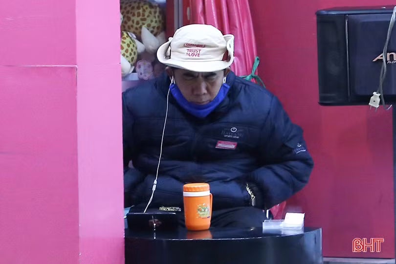 Người Hà Tĩnh co ro, đốt lửa sưởi ấm trên phố đêm giá rét 10 độ C