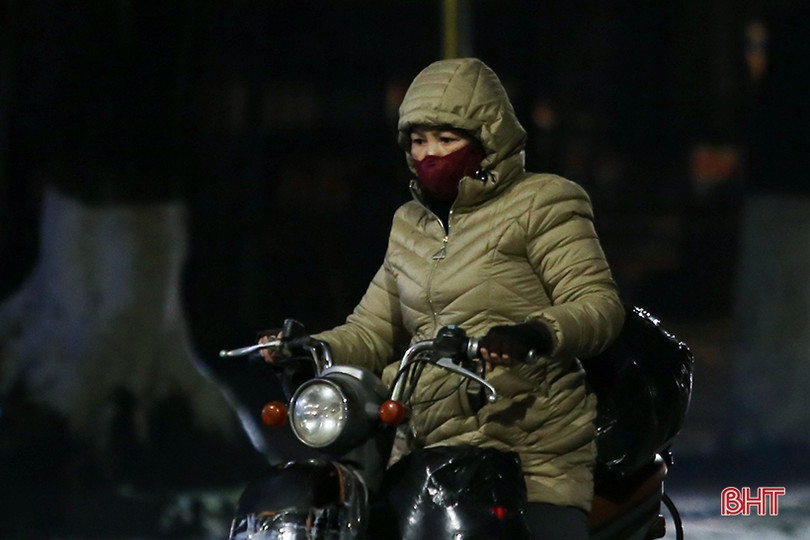 Người Hà Tĩnh co ro, đốt lửa sưởi ấm trên phố đêm giá rét 10 độ C