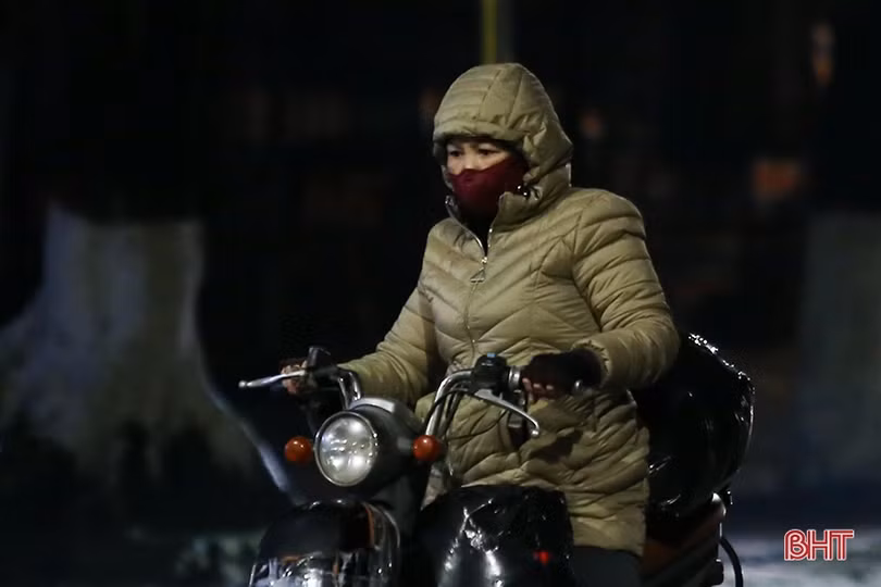 Người Hà Tĩnh co ro, đốt lửa sưởi ấm trên phố đêm giá rét 10 độ C