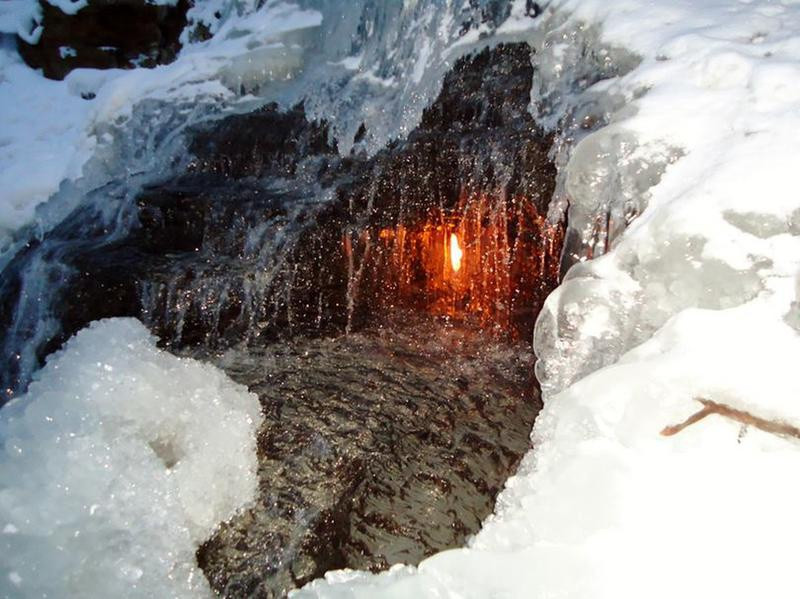 Ngọn lửa vĩnh cửu cháy trong thác nước