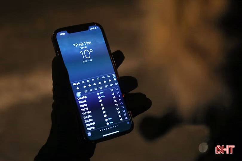 Người Hà Tĩnh co ro, đốt lửa sưởi ấm trên phố đêm giá rét 10 độ C