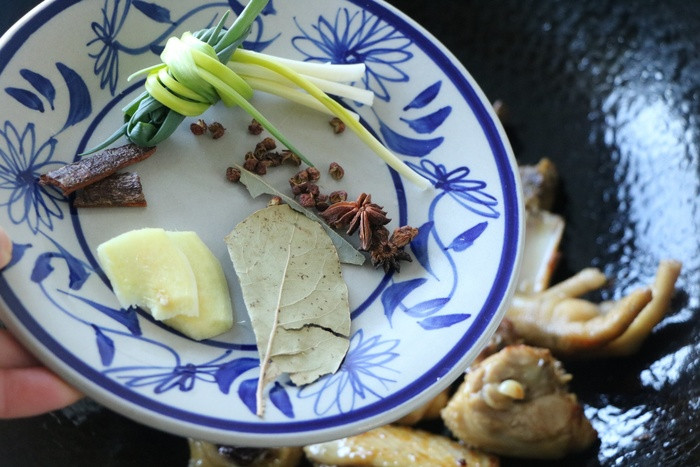 Trời lạnh, mẹ đảm nấu gà hầm khoai tây ăn vào ngày đông ngon xuất sắc