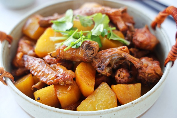 Trời lạnh, mẹ đảm nấu gà hầm khoai tây ăn vào ngày đông ngon xuất sắc