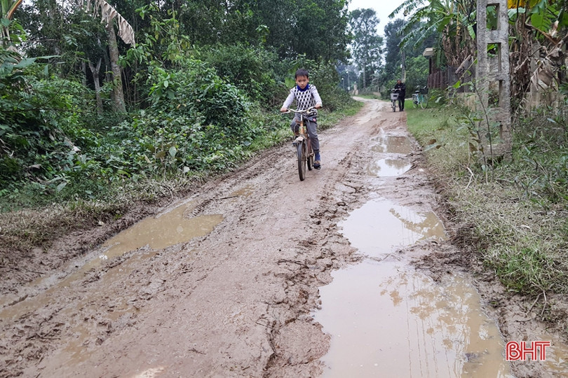 Đường trục chính xuống cấp, thôn khó xây dựng khu dân cư kiểu mẫu