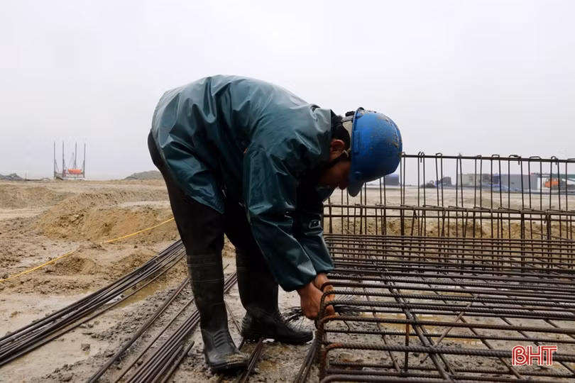 Công nhân KKT Vũng Áng bám công trường, vượt lên thời tiết khắc nghiệt