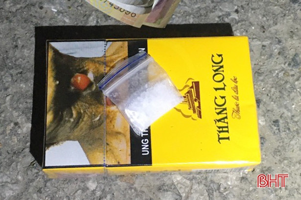 Công an TX Hồng Lĩnh bắt con nghiện tàng trữ ma túy đá