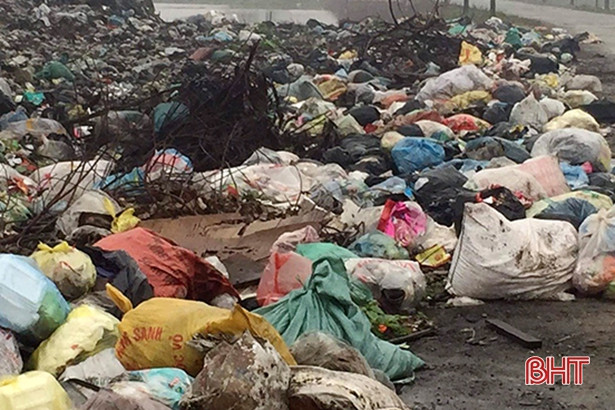 Rác “vây” khu dân cư mẫu ở Đức Thọ