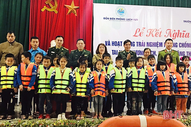 Trang bị kỹ năng chống đuối nước, tai nạn thương tích cho học sinh Nghi Xuân