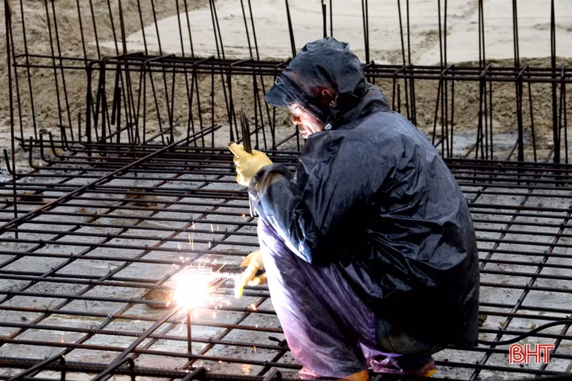 Công nhân KKT Vũng Áng bám công trường, vượt lên thời tiết khắc nghiệt