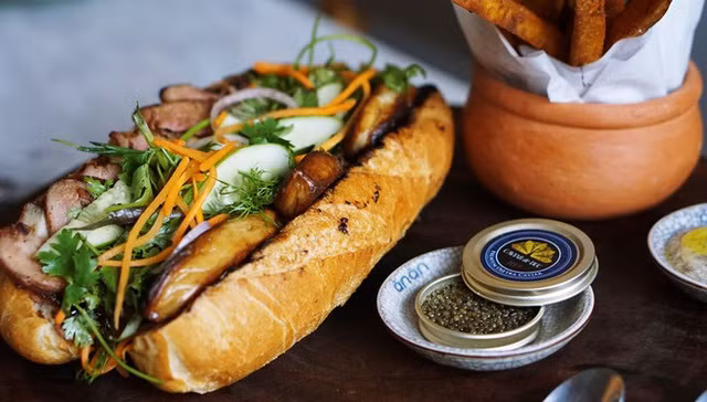 Choáng với bát phở tiền triệu, cơm hộp 29 triệu đồng ở Việt Nam