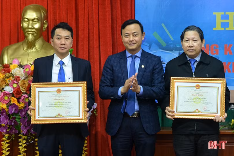 Tiếp tục phản ánh, đấu tranh ngăn chặn quan điểm sai trái, góp phần làm lành mạnh đời sống xã hội