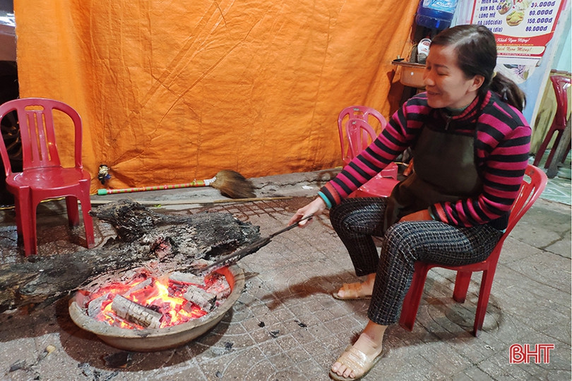 Người Hà Tĩnh co ro, đốt lửa sưởi ấm trên phố đêm giá rét 10 độ C