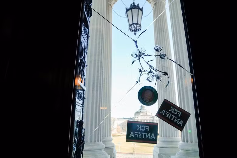 Quang cảnh tòa nhà Quốc hội Mỹ sau đêm bạo loạn