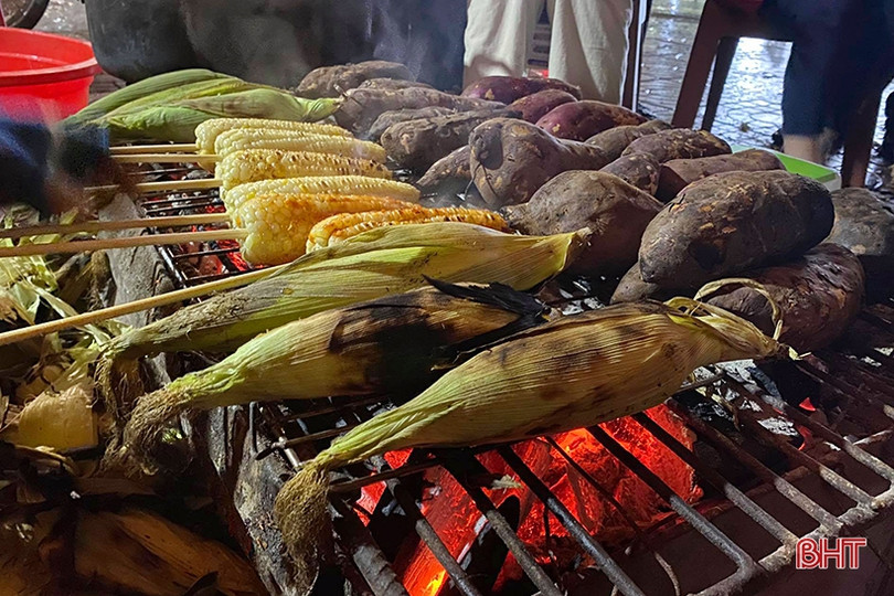 Người Hà Tĩnh co ro, đốt lửa sưởi ấm trên phố đêm giá rét 10 độ C