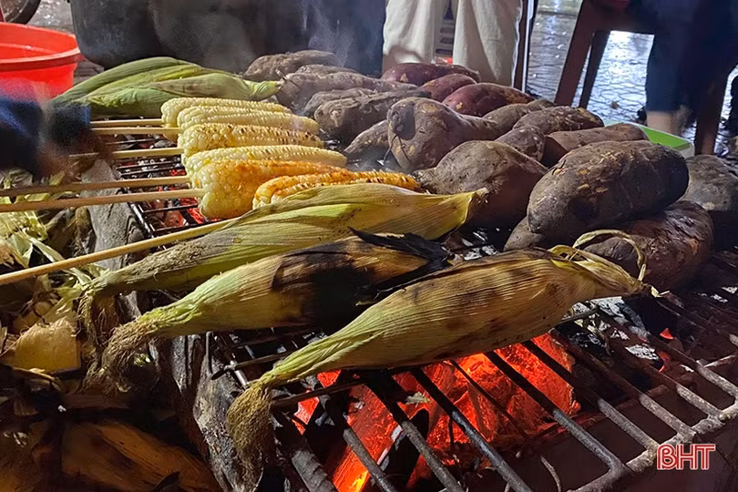 Người Hà Tĩnh co ro, đốt lửa sưởi ấm trên phố đêm giá rét 10 độ C