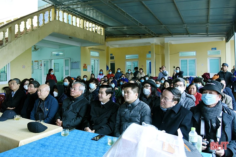 Các giáo sư đầu ngành Y tế khám sức khỏe miễn phí cho người dân Hà Tĩnh