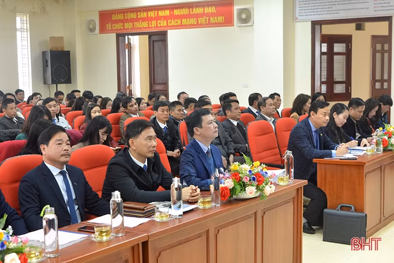 Tiếp tục phản ánh, đấu tranh ngăn chặn quan điểm sai trái, góp phần làm lành mạnh đời sống xã hội