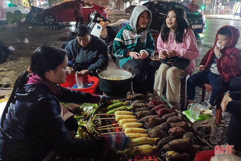 Người Hà Tĩnh co ro, đốt lửa sưởi ấm trên phố đêm giá rét 10 độ C