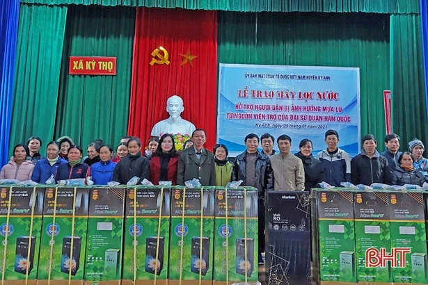 Trao 85 máy lọc nước cho người dân huyện Kỳ Anh từ nguồn tài trợ của Đại sứ quán Hàn Quốc