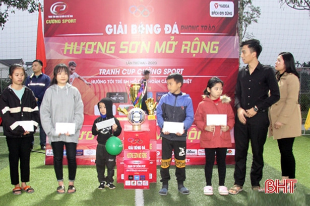 Khởi tranh giải bóng đá gây quỹ ủng hộ học sinh khó khăn ở Hương Sơn