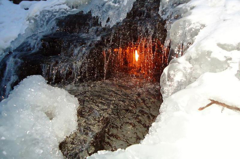 Ấn tượng ngôi đền nằm cheo leo trên đỉnh núi đá giữa muôn trùng mây