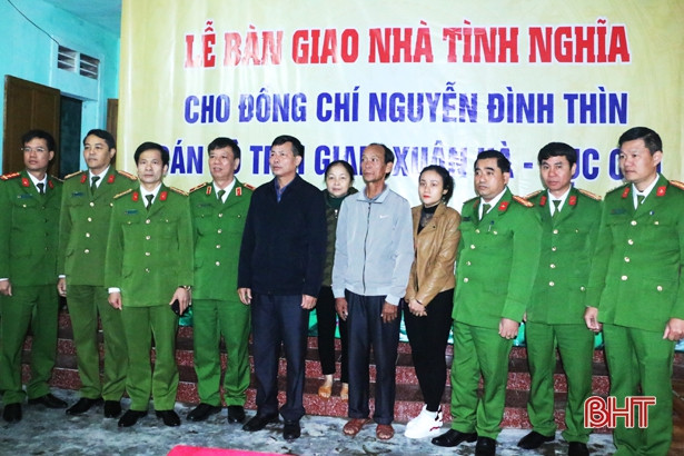 Bàn giao nhà tình nghĩa cho cán bộ công an có hoàn cảnh khó khăn