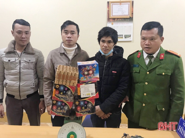 Hà Tĩnh: Bắt một thanh niên thuê taxi đi giao 6 hộp pháo 