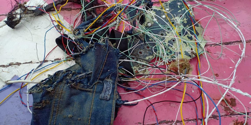 Nhiều mảnh vỡ nghi của máy bay Indonesia rơi được tìm thấy trên biển