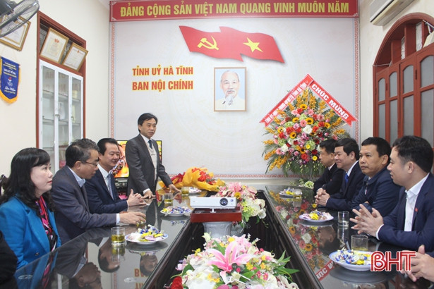 Lãnh đạo Hà Tĩnh tặng hoa, chúc mừng Ban Nội chính Tỉnh ủy nhân ngày truyền thống