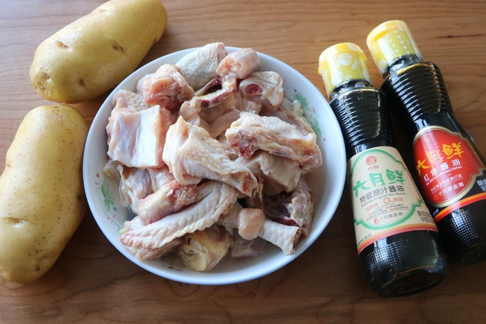 Trời lạnh, mẹ đảm nấu gà hầm khoai tây ăn vào ngày đông ngon xuất sắc