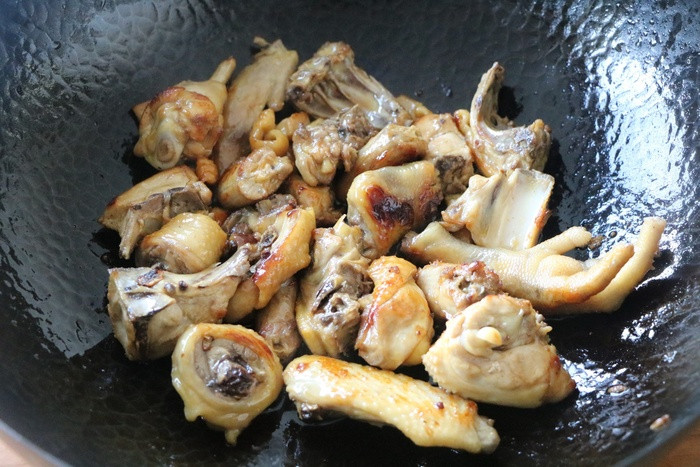 Trời lạnh, mẹ đảm nấu gà hầm khoai tây ăn vào ngày đông ngon xuất sắc