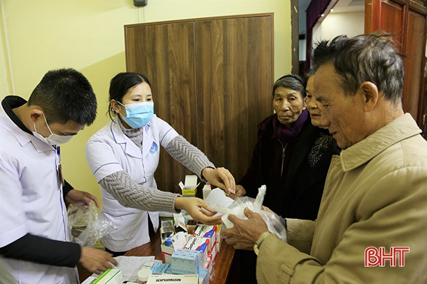 Khám, cấp thuốc miễn phí cho 150 người nghèo, gia đình chính sách Việt Tiến